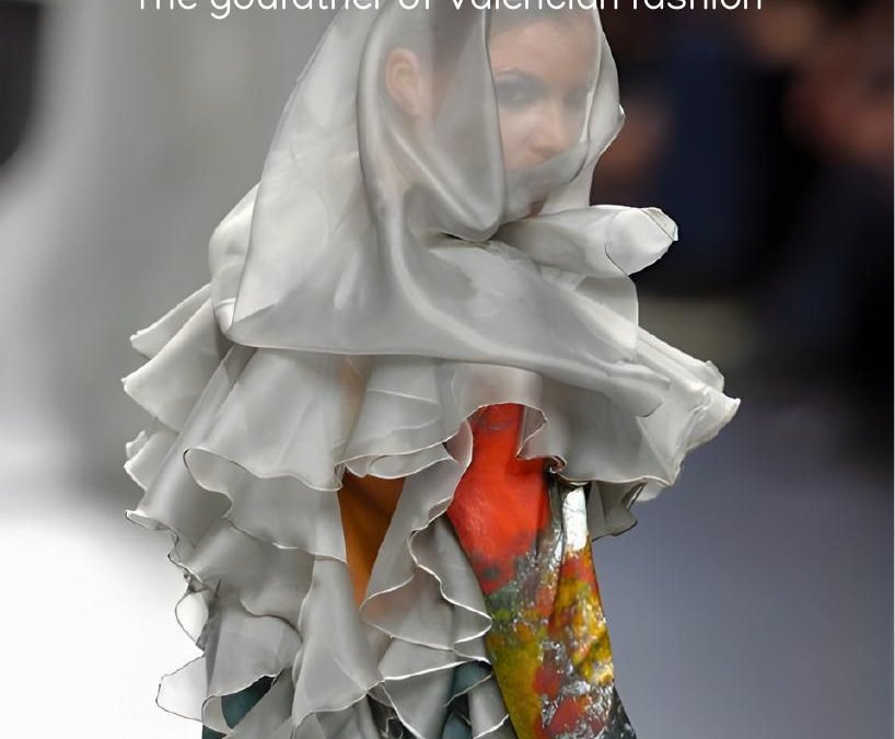Vestido de volantes en tonos grises y naranja, de Francis Montesinos